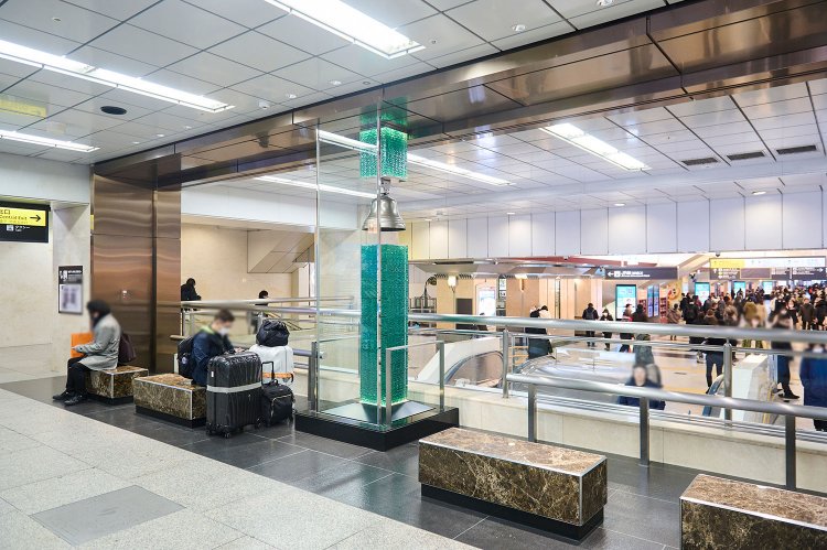 旅立ちの鐘の傍にはベンチがあり、待ち合わせや一服する人も。