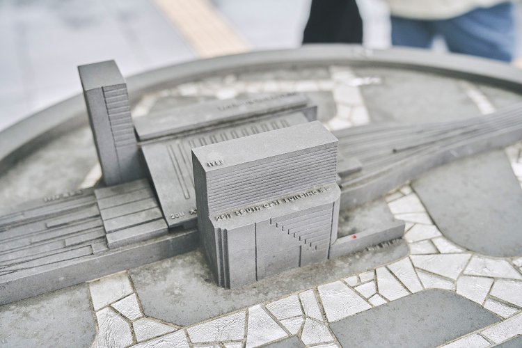 サウスゲートビルディングには1983、2011と開業年が刻まれている。