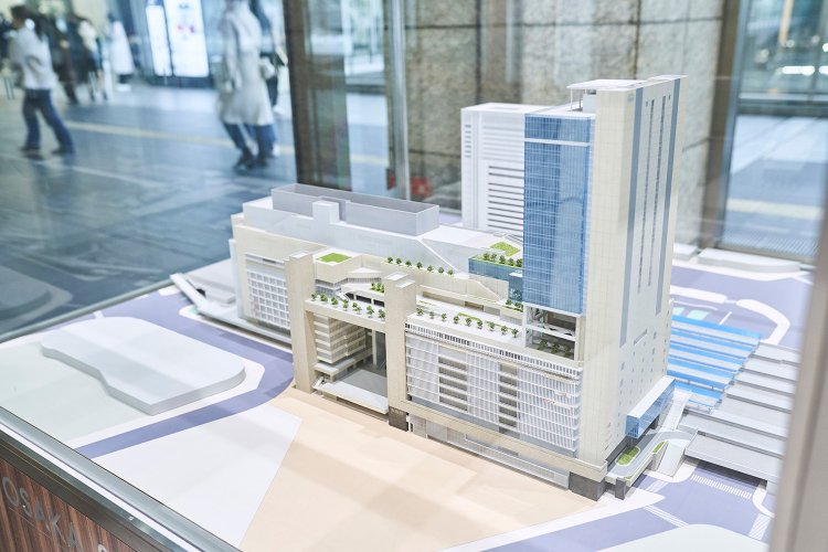 右手のガラス張りらしき高い建物が、今いるオフィス棟。