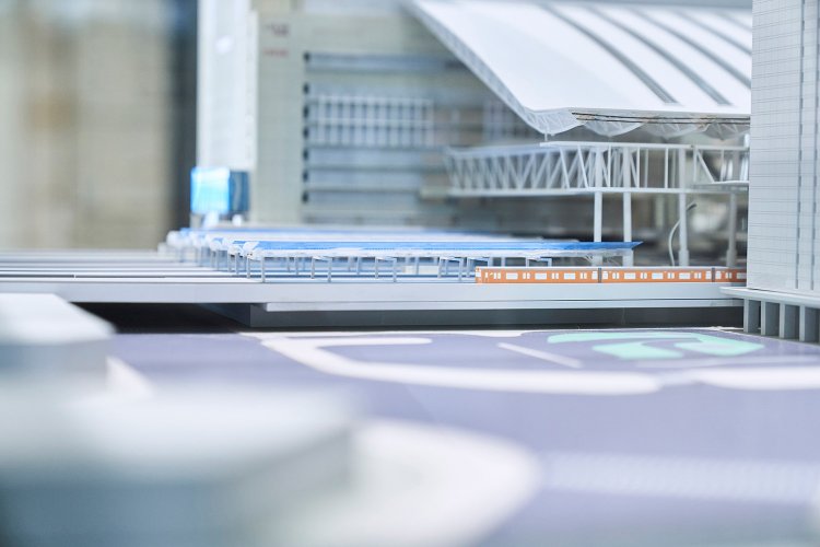 オレンジ一色、懐かしい大阪環状線の国鉄型車両。その奥の柱が、実はエコの役割を担っている。