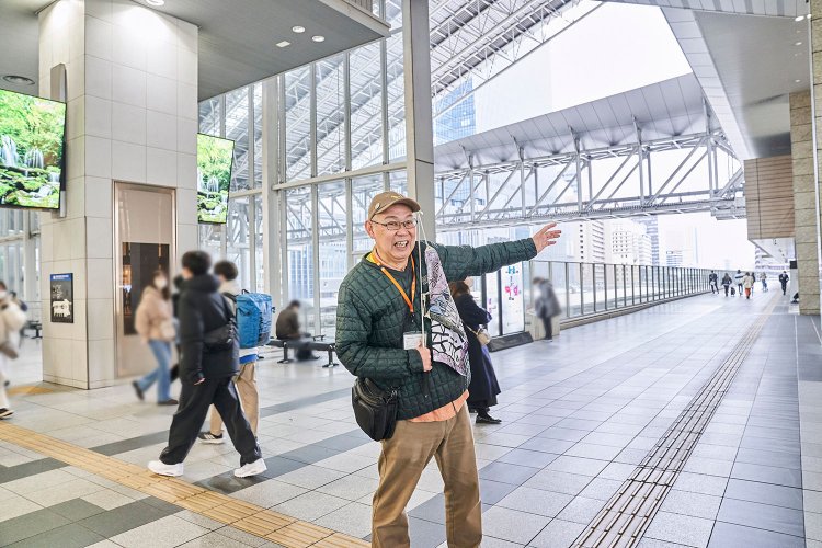 ナゾの通路は、南北連絡橋と交差するかたちで西に向かって伸びている。