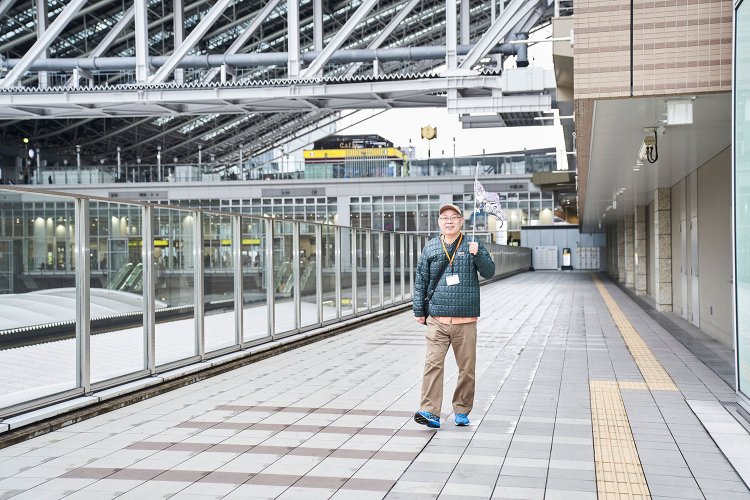 コインロッカーエリアを抜けると、こちらにも人気のないナゾの通路が。