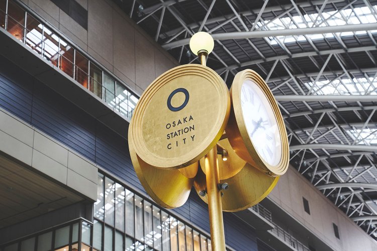 計1,000枚もの金箔が使われている金時計。