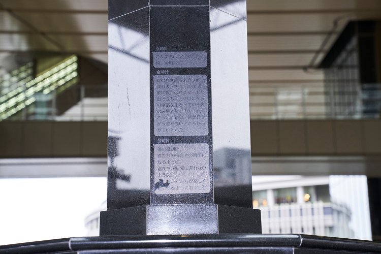 文字は薄く、顔を近づけないとなかなか気づかない。