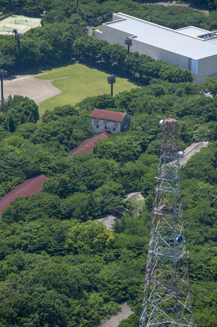 13年前に空撮した廃墟群。手前は米軍通信施設の塔で、撮影時点ではまだ使用されていたようだ。奥の赤い屋根は完全に廃墟化しており、建物が一段高い部分は先に挙げた夜の写真の部分である。2010/6/4撮影