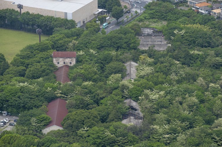 基地跡の建物群を上からチェックする。屋根は崩れ落ち、既に使用されなくなってから数十年経過しているのではと感じた。2011/5/16撮影