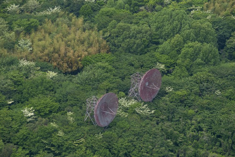 骨組みの状態となっているパラボラアンテナ。他の米軍施設を結ぶ重要な電波設備であったが、その形状から特撮や怪獣映画に出てくる兵器のように思えてしまう。2011/5/16撮影