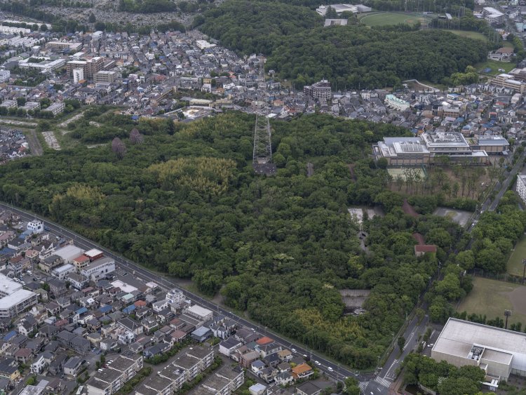 上空南西側から。基地跡に沿う道路は小金井街道で、歩道からちらちらと敷地内の廃墟がみえる。写真左側に２基のパラボラアンテナがある。完全に廃墟化しているがまだ残存している。2021/5/11撮影