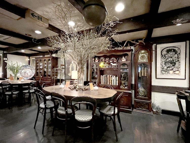 ３月の初めに訪問したときは、飾り棚に雛人形が飾られていた。