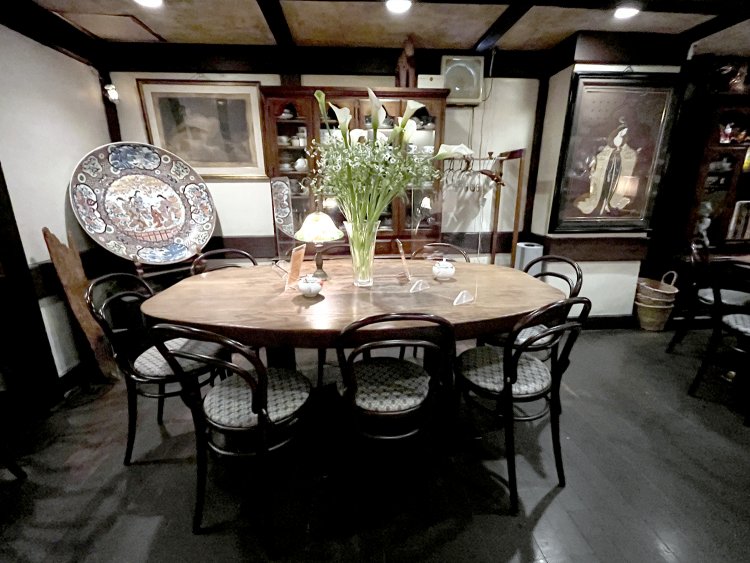 フランスのデザイナーとしても活躍したエルテやイギリスの画家、ロイ・フェアチャイルドなどの絵も飾られている。