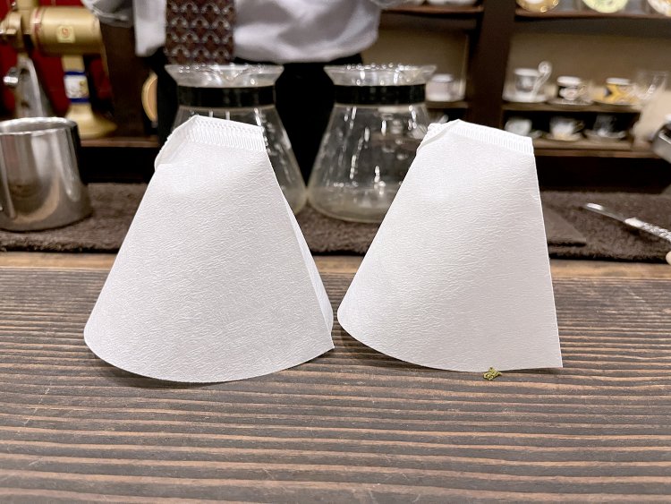 オーダーを受けてからドリッパーに合わせてペーパーを折るのも長年の習慣。