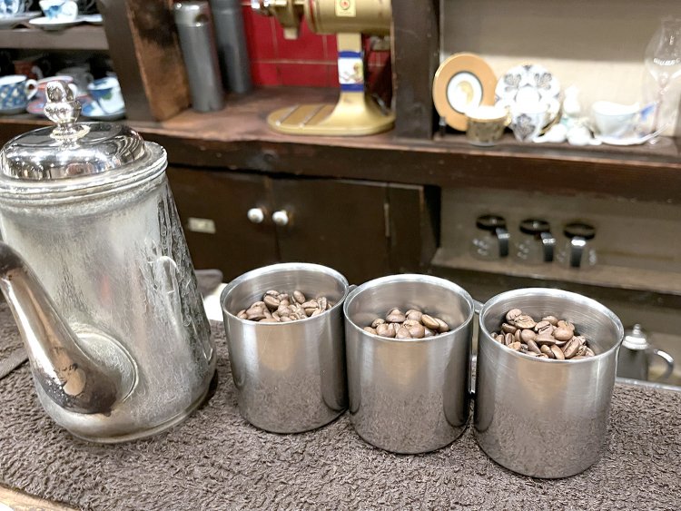 たっぷりの豆を粗挽きにし、おいしい部分のみ抽出する。