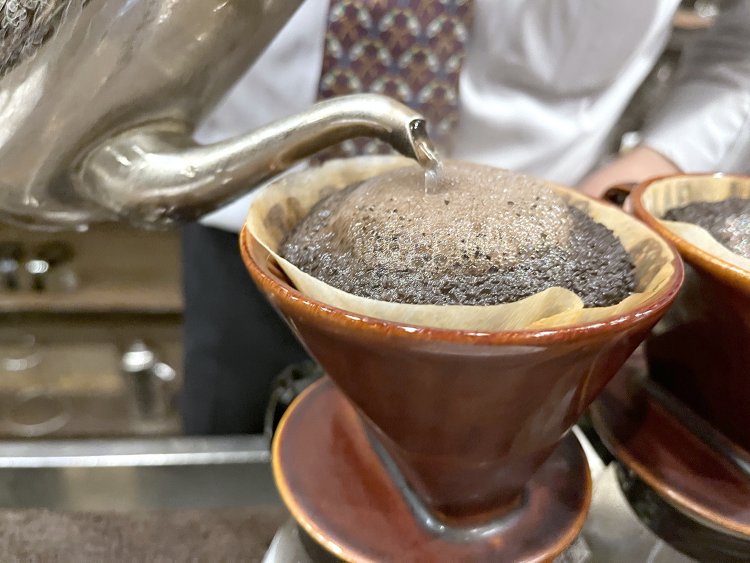 お湯を注ぐといい香りが店内に立ちこめる。