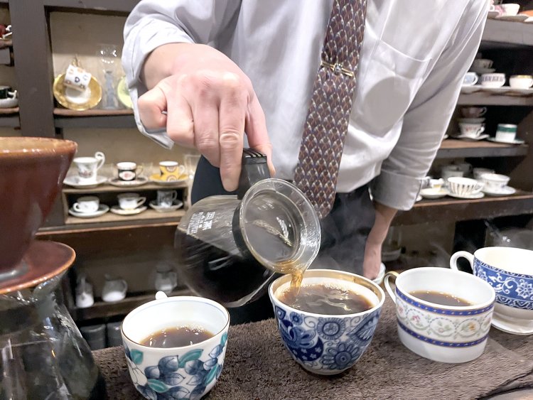カップは磁器にこだわる。「ボーンチャイナだとコーヒーの色が映えるので」と寺嶋さん。世界各国の名窯のものが中心。