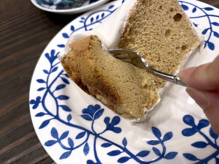 フォークを跳ね返すほど弾力がある。ほどよい甘さがコーヒーに合う！