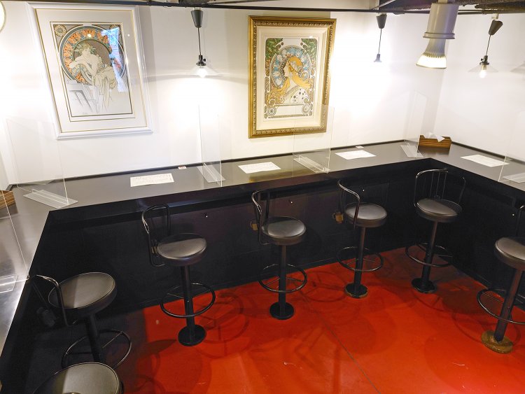 土日は半地下の7席も開放。ミュシャの絵を眺めながらラーメンをいただけるお洒落な空間。