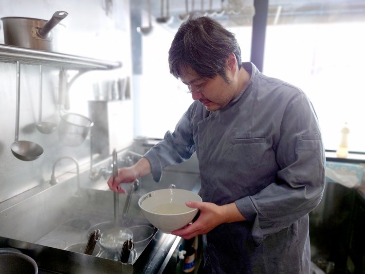 丼を温めるところから真剣な表情で、一杯一杯ラーメンが丁寧に作られる。