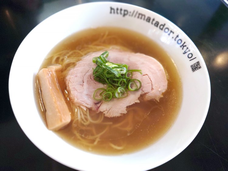 味玉塩らぁ麺1150円。店のURL入り丼にきれいに盛り付け。