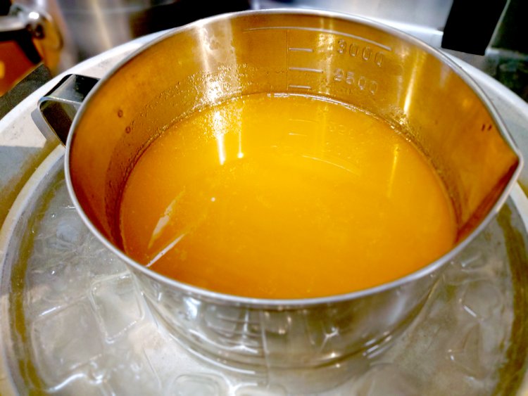 黄金色の吉備黄金鶏の鶏油に牛で作った香味油に鯖節を加えることで味の変化が楽しめる。