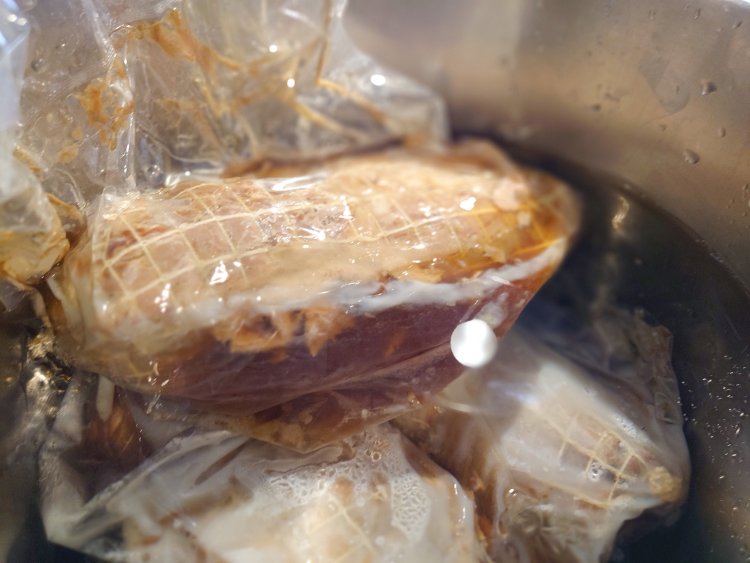 焼牛でもおなじみのスチームコンベクションで豚の旨味を最大限に引き出したチャーシュー。