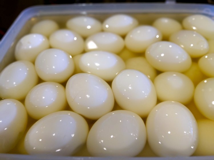 特製の塩だれに漬け込んだ味玉は、プルプルとやわらかい白身の中にとろける半熟の黄身。