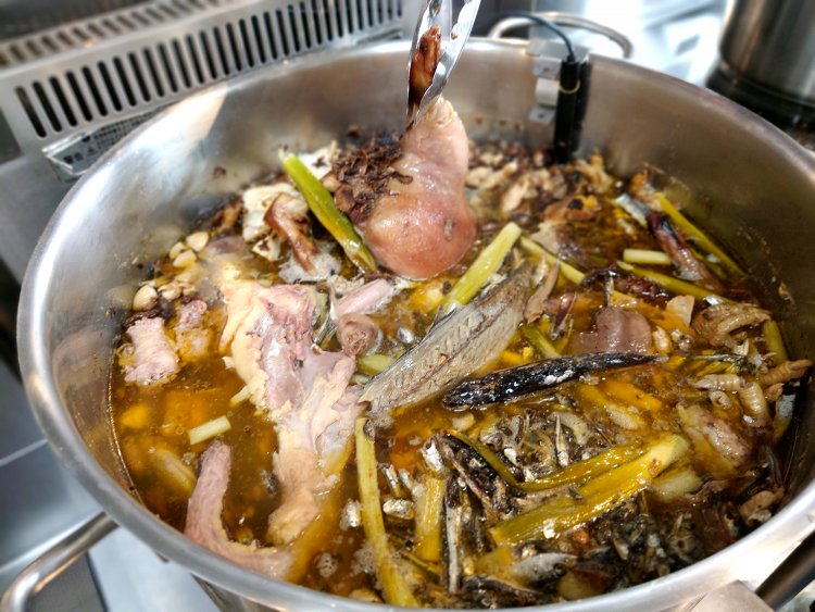 寸胴の中には、岩立店主の熱い想いと探し求めた厳選素材がいっぱい詰まっている。