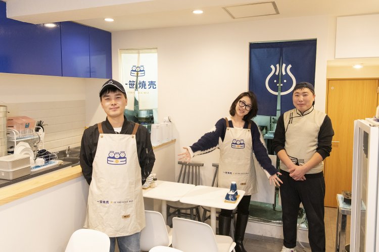 店長のニキさん（中央）、シェフのスリガラドさん（右）。ほかのスタッフも内モンゴル出身。