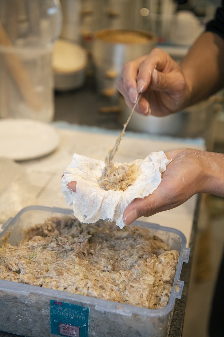 焼売の餡を一つ一つ丁寧に包む。