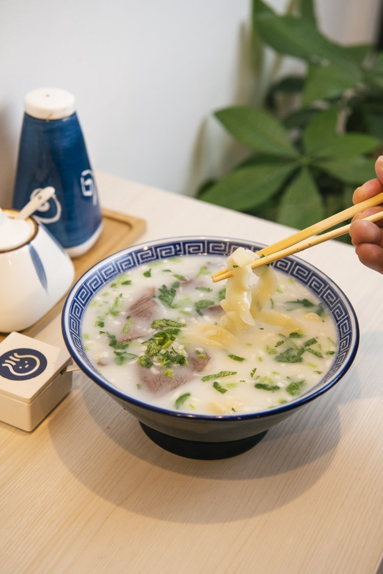 羊肉麺980円は塩ベースに少し牛乳を加えたスープに、腰のある太麺がよく合う。シェフの実家の味だとか。