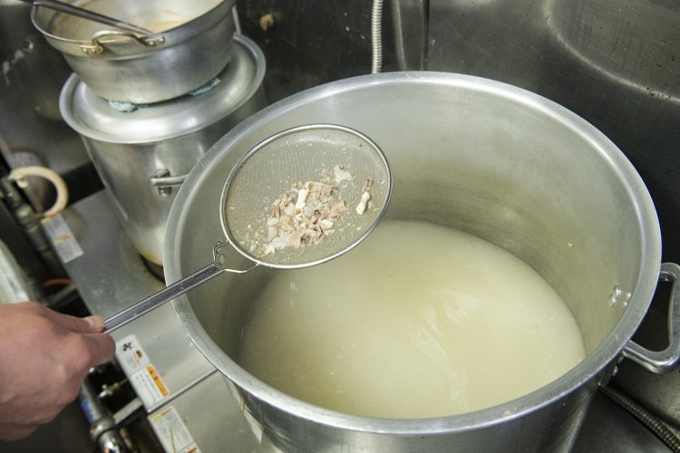 羊の骨でしっかりダシを取る。これでつくるスープや麺が抜群においしい。