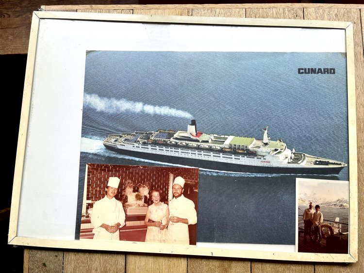 階段を上がったところにかけてある当時の写真。クイーンエリザベス2世号、カッコイイ！