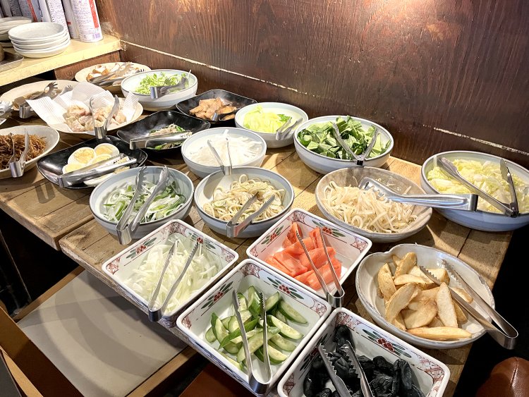 おかずは、ブッフェ台から好きなものを盛り付けよう！