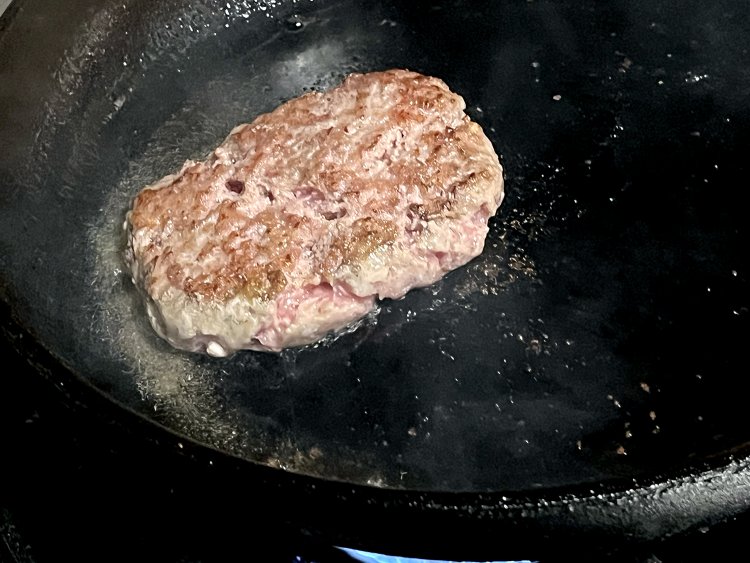 ハンバーグは180g。フライパンで表面をこんがり焼いたあと、中心にも十分加熱するがレアなテイストだ。