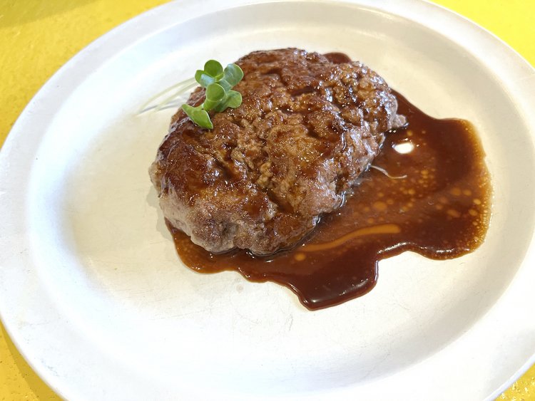 こちらはコクと酸味のデミグラス。