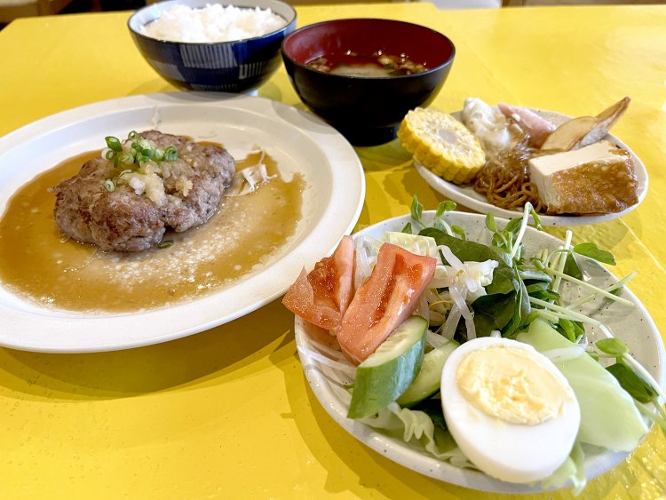 和牛ハンバーグ1000円。肉の旨さに自信があるから、タネの味付けもソースも最低限。