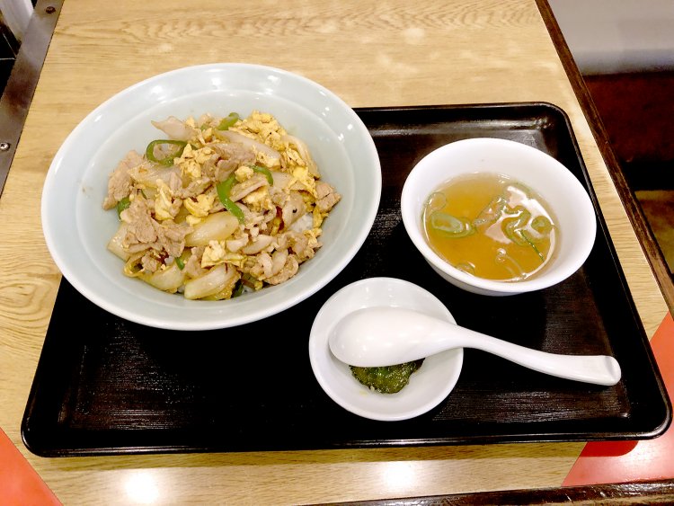 特丼900円。これに半ラーメンを付けたセット1100円も人気。