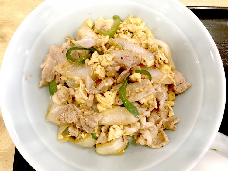 具材は肉、卵、玉ねぎ、ピーマン。姿は見えないが、その下にはご飯が。
