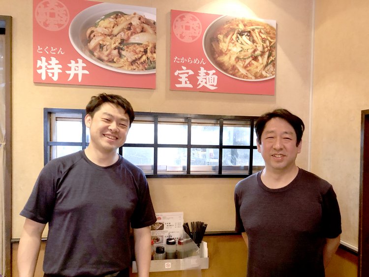 ご主人の浜口宏さん（右）と3代目の昭宏さん。