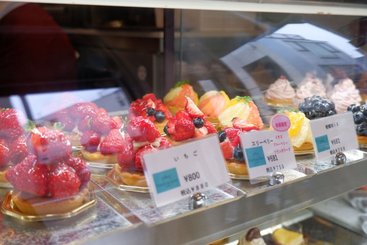 フルーツをたっぷり使ったタルトが数多く揃う。