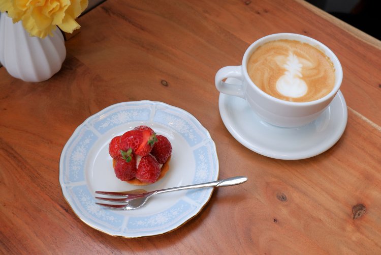 いちご880円、カフェラテ（HOT）680円。