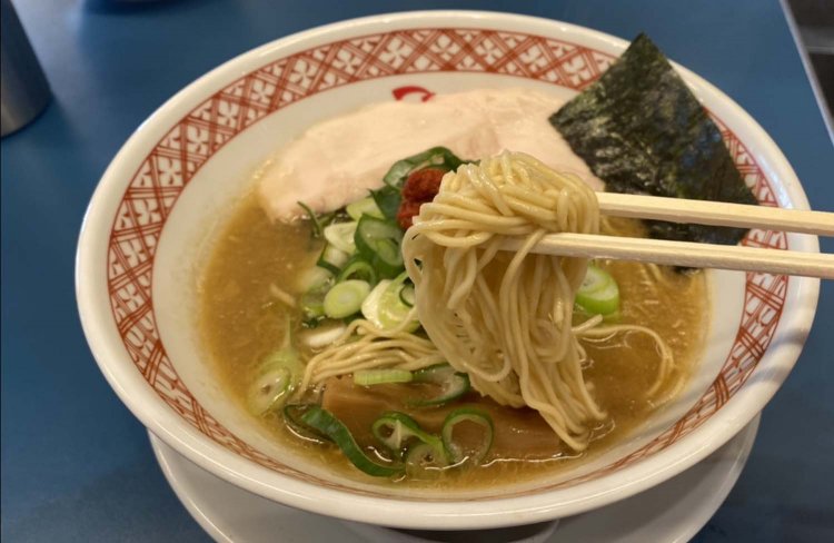 しっとりとした鶏チャーシューとコシのある麺。