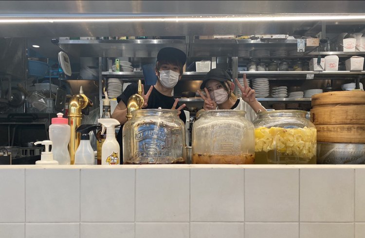 フーフー飯店スタッフの小圷さん（右）と斎藤さん（左）。