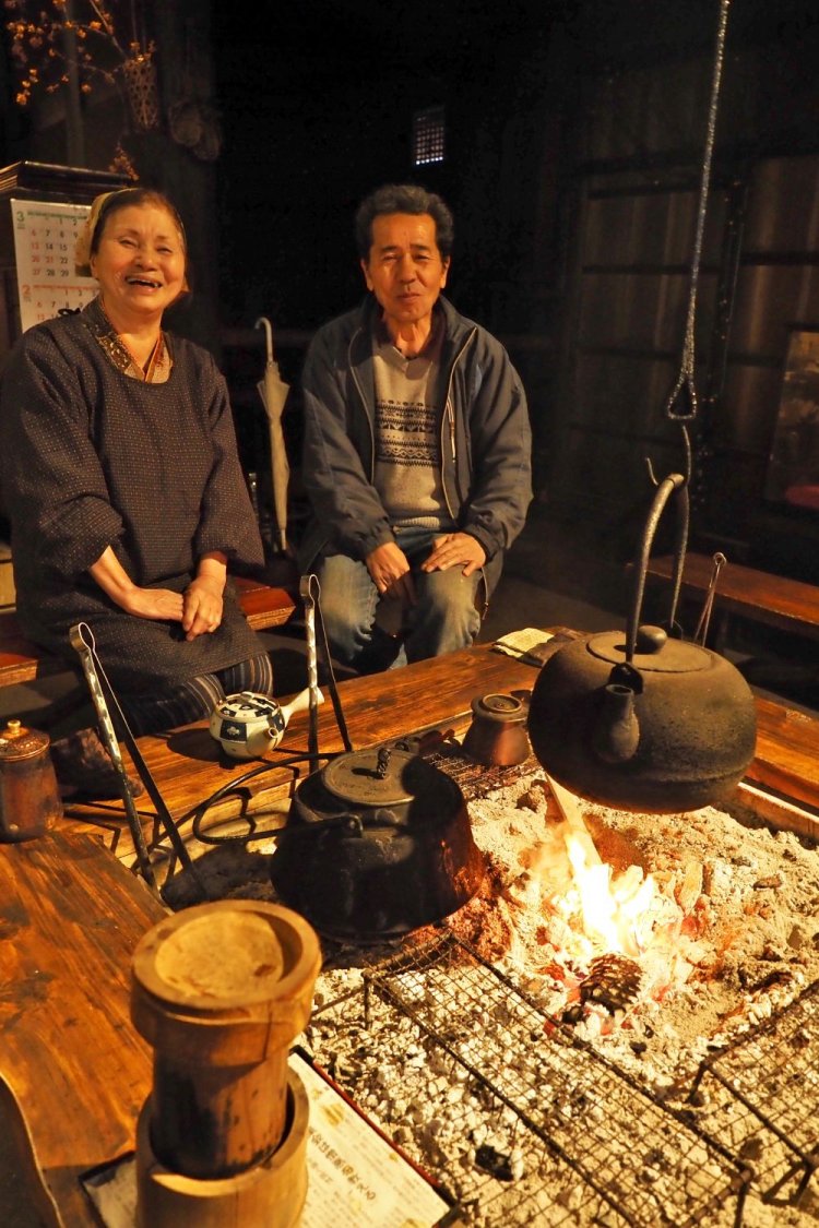 吉田夫妻。右が主人の吉田辰己さん。1953年1月1日生まれだが、本当は前の年の12月28日生まれ。左は奥さんの千津代さん。九州の出身。