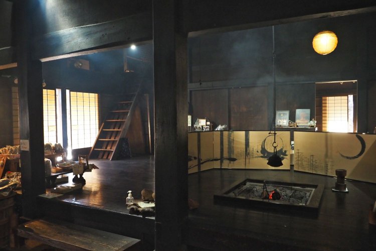 住宅の内部。囲炉裏は2カ所ある。