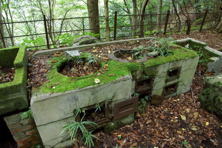 解体後の2012年には食堂の竃や流しが残っていた。