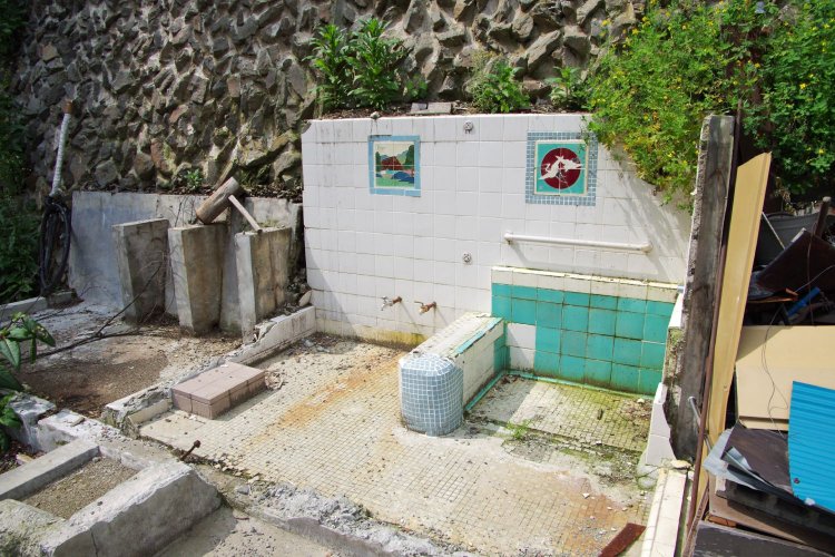 解体後、タイル張りのお風呂場が残っていた。