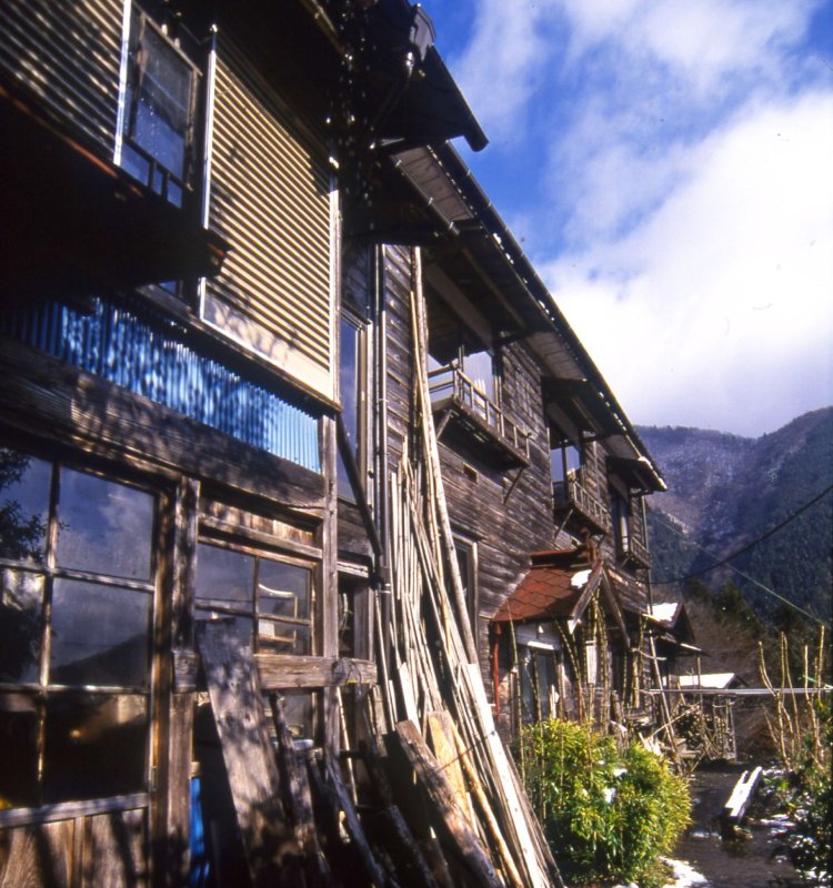 2002年、連じいさんがまだご存命のころの自宅。民宿を営んでいたので大きな家だった。