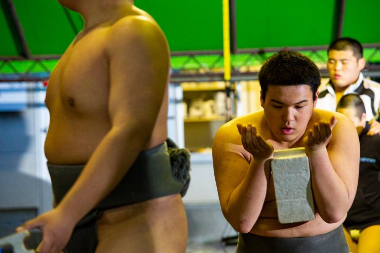 フォームを変えつつ、準備運動の摺り足を続ける子供たち。そして、それを見守る永井さん。