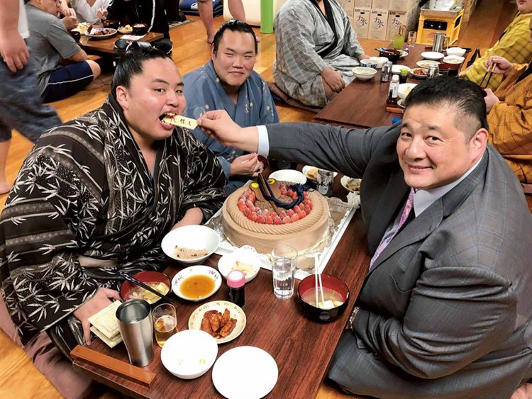 2020年1月、佐渡ケ嶽親方に成人を祝われる琴勝峰と元琴紺野。（写真提供＝佐渡ケ嶽部屋）