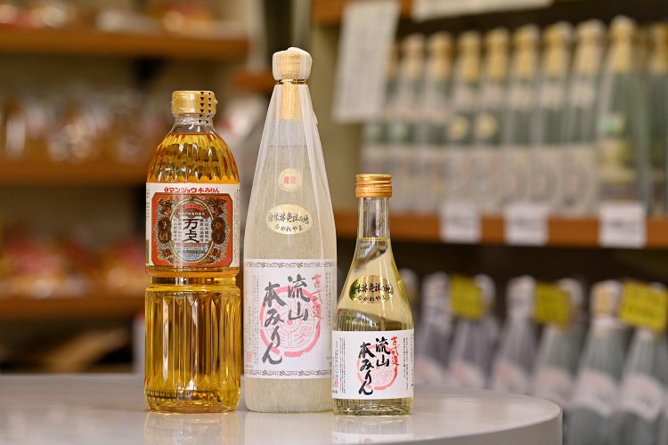 現在は予約制で販売中。流山本みりんは予約が落ち着いたら店頭でも購入可だ。マンジョウ印の本みりん（左）も扱う。
